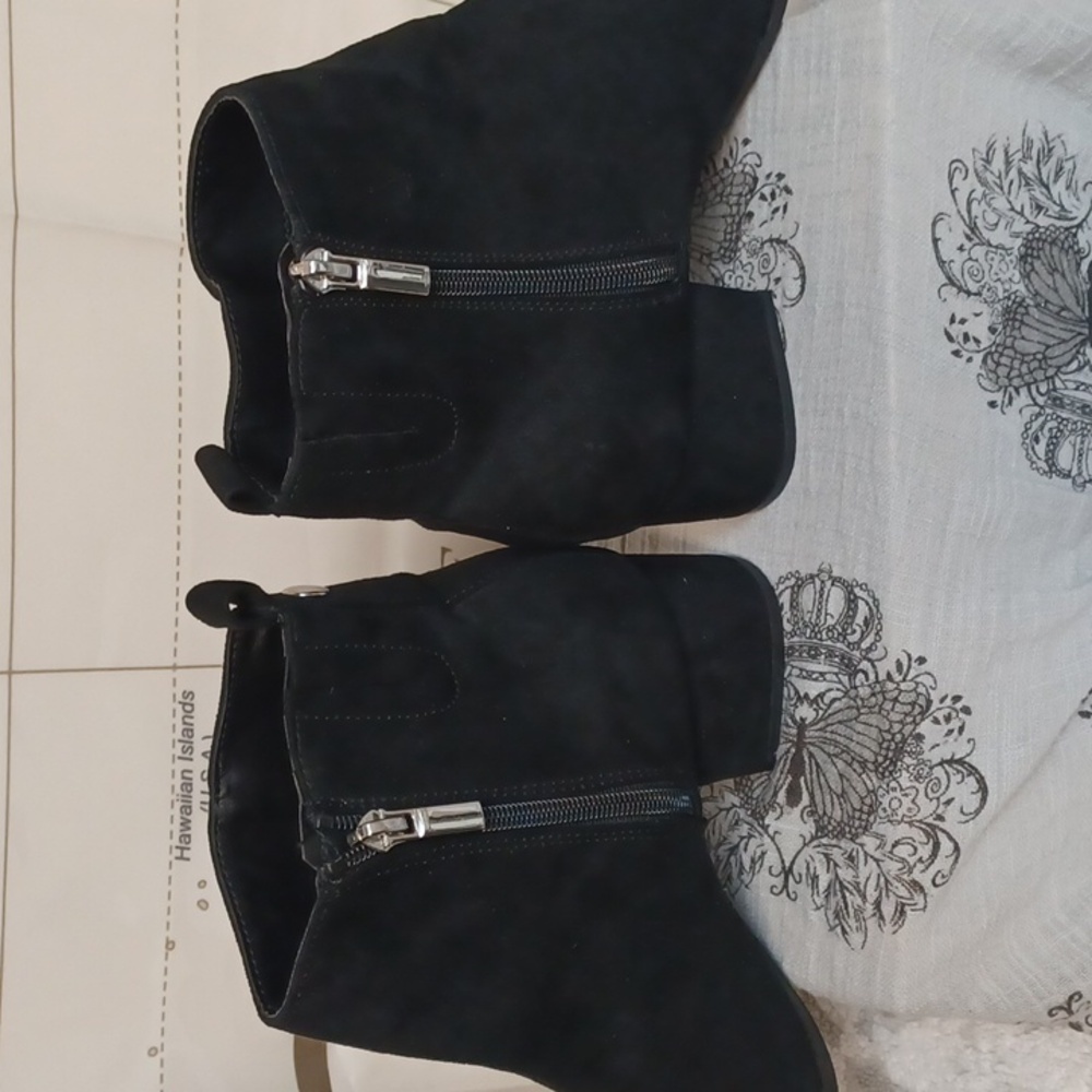 A. NEW DAY. SIZE 6.5 .Black Ankle  beautiful Boots - Picture 5 of 7